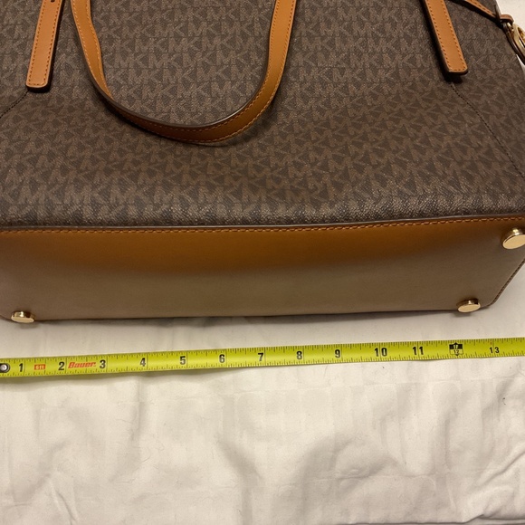 NEW Michael Kors Voyager Tote In Brown & Acorn - Picture 4 of 10